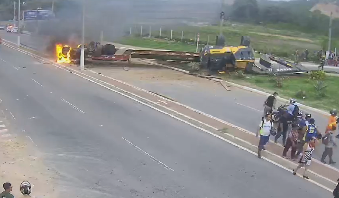 Vídeo mostra momento em que carreta tomba, pega fogo e deixa mortos na Rota do Mar