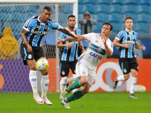 Grêmio vence Coritiba e assume liderança do brasileirão. Sport é o lanterna.