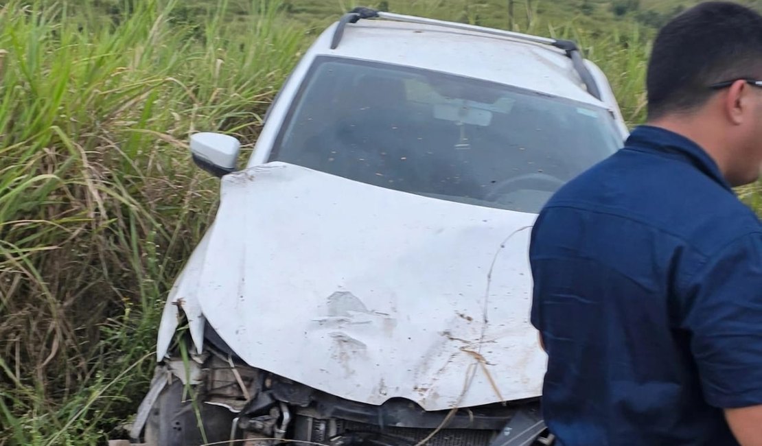 Carro sai da pista após curva na AL-105 e causa acidente em Porto Calvo
