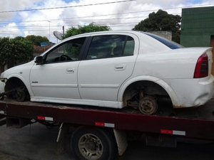 Condutor tem carro roubado e veículo é achado sem rodas