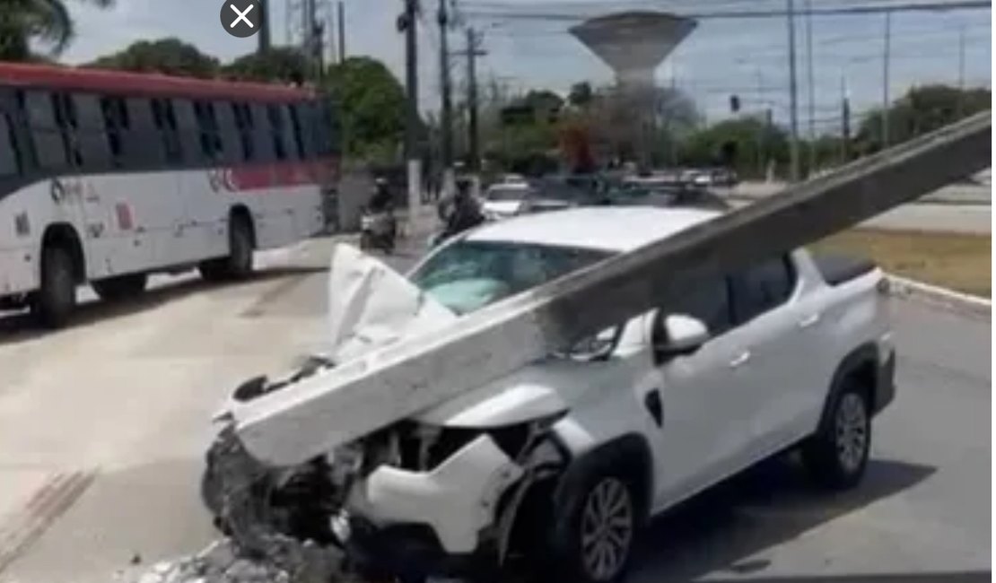 Motorista derruba poste em acidente no bairro Cidade Universitária, em Maceió