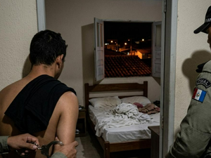 Homem é preso após invadir casa e dormir nu em cama de morador em Arapiraca