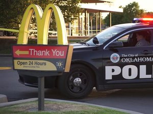 Mulher atira contra funcionários após ter entrada barrada em McDonald's nos EUA