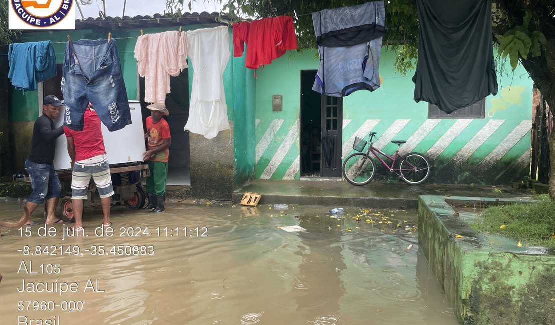 [Video] Rio começa a invadir ruas e residências no município de Jacuípe