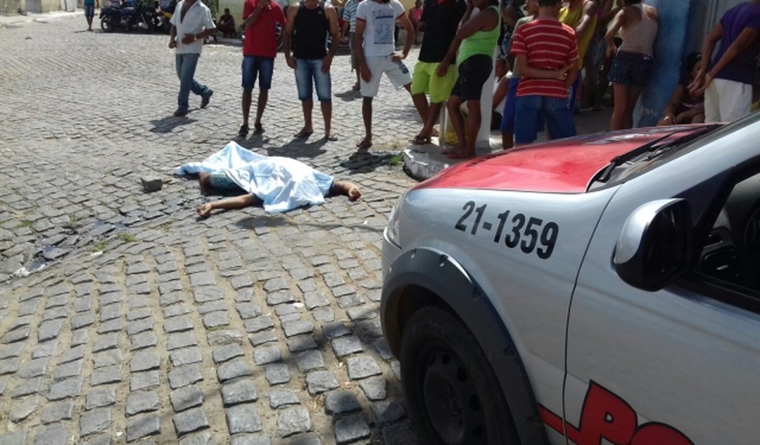 Vítima é morta a facadas após ser agredida com tijolos