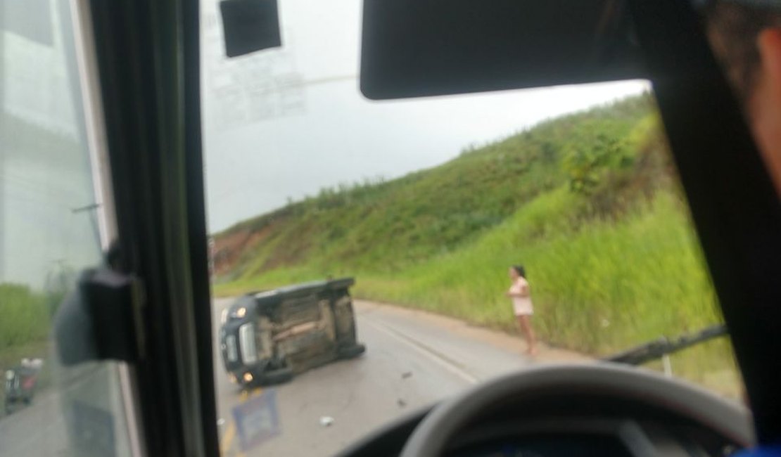 Condutor perde o controle e carro capota em Porto Calvo