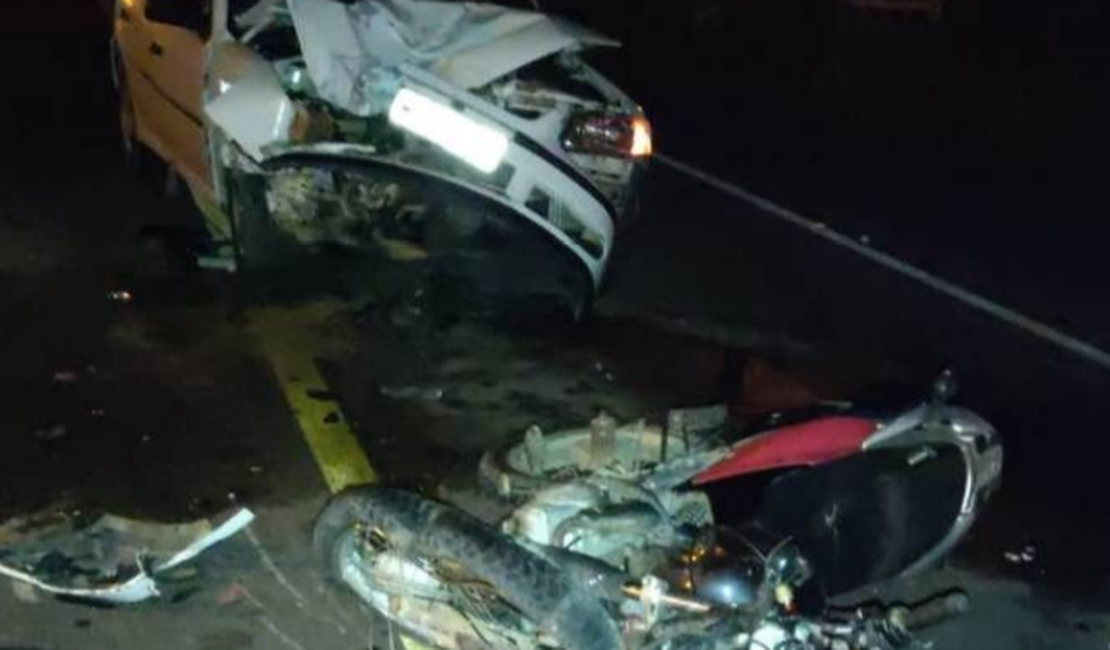 Colisão entre carro e moto deixa uma pessoa morta e duas feridas no Sertão