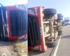 Caminhão com gado tomba após desviar de motociclista em Olho d’Água Grande