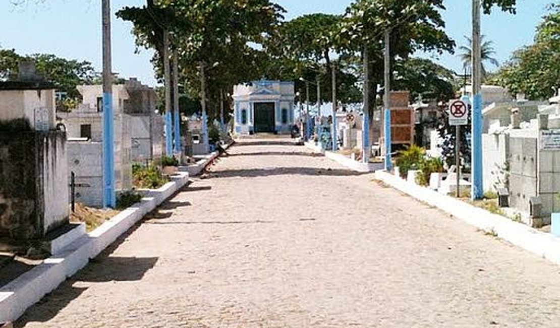 Polícia encontra drogas enterradas em cemitério de Maceió