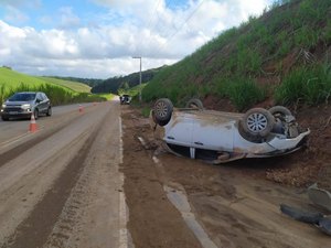 Motorista perde controle de veículo e capota na AL 105