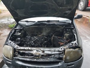 Carro fica parcialmente destruído após pegar fogo em Delmiro Gouveia