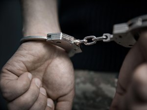 Homem agride companheira com cabo de vassoura e incita policiais a atirarem contra ele em Maceió