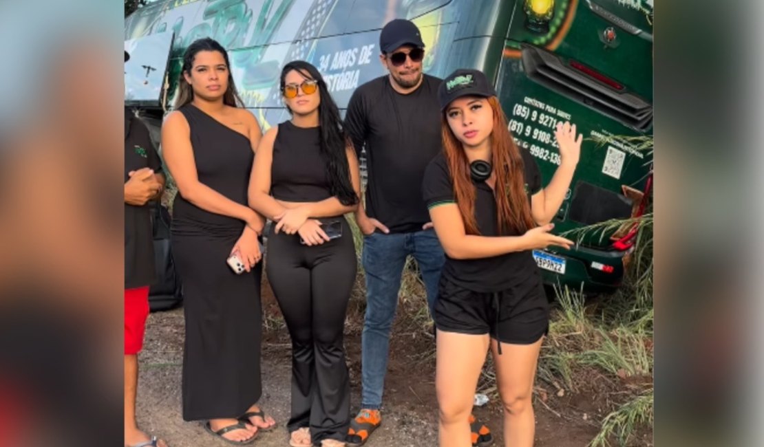 Ônibus da banda Mastruz com Leite sai da pista e bate em árvore durante viagem ao Pará