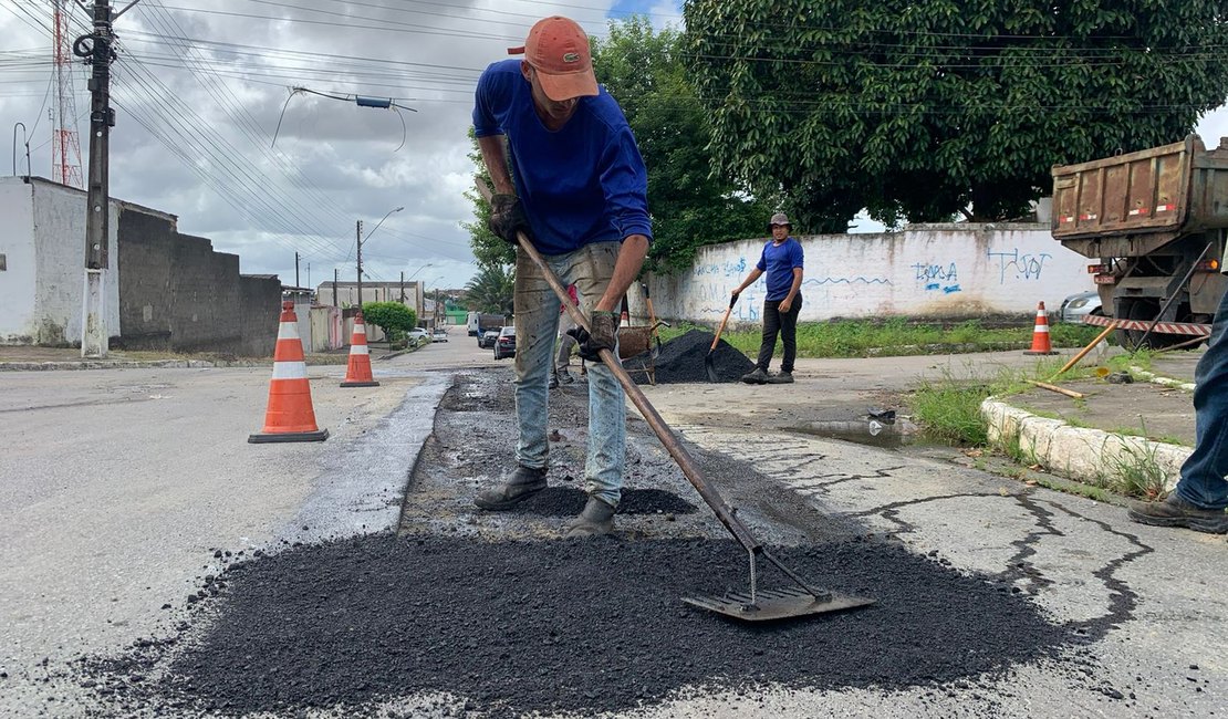 Prefeitura de Maceió fecha buracos deixados por concessionárias de água e esgoto