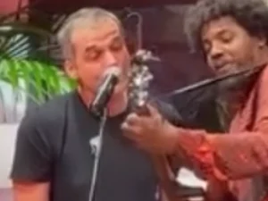 Wagner Moura surpreende ao subir ao palco durante show em Barcelona