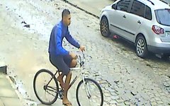 Assaltantes se aproximam da vítima em bicicletas