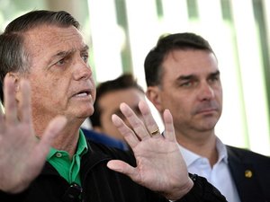 Bolsonaro se nega a mostrar tornozeleira na TV: ‘Tenho vergonha’