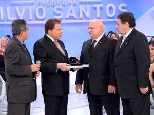 Silvio Santos recebe Prêmio Jubileu de Ouro em seu programa neste domingo