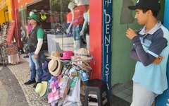 Comerciante ambulante vende chapéus e acessórios para o Carnaval no Centro de Arapiraca