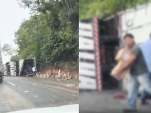 Carga de queijo é saqueada após caminhão tombar na BR-101, perto do município de Flexeiras