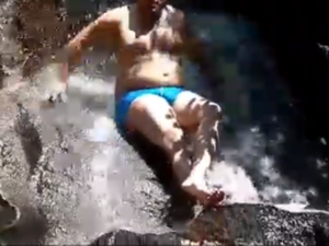 Vídeo de cobra em cachoeira viraliza na internet; veja imagens