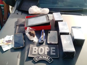 Dupla suspeita de traficar drogas em frente de escola é presa pelo Bope 