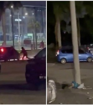[Vídeo] Casal é flagrado fazendo sexo e foge com policial agarrado pelo capô
