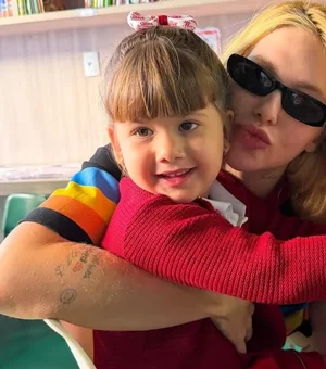 Virginia visita escola da filha e recebe surpresa de Dia das Mães
