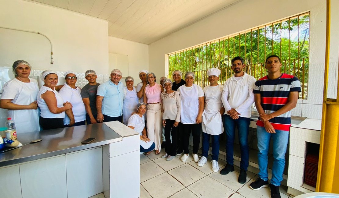Prefeito Leandro Silva visita Casa da Sopa de Junqueiro e acompanha preparo das refeições