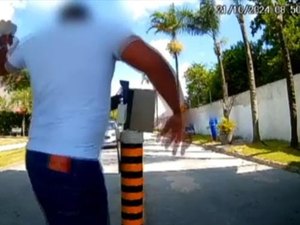 Motorista de aplicativo vandaliza entrada de condomínio no Tabuleiro do Martins