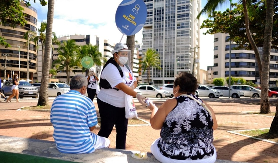 Ação distribui máscaras de proteção na Orla de Maceió