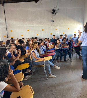 Projeto Renascimento leva oficinas de arte e sustentabilidade para alunos de escola municipal