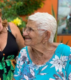[Vídeo] Não tem presente melhor na vida do que ser amada pela família, afirma idosa de 96 anos