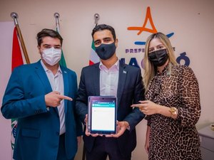 JHC assina decreto que regulamenta a informatização da Prefeitura de Maceió