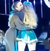 Ivete invade o palco de Cláudia Leitte e as duas dão mega abraço