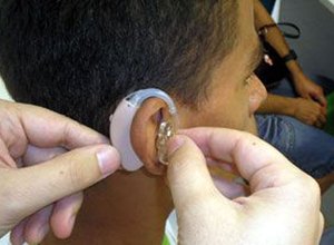 Estudantes com deficiência auditiva vão ter acesso à tecnologia do SUS