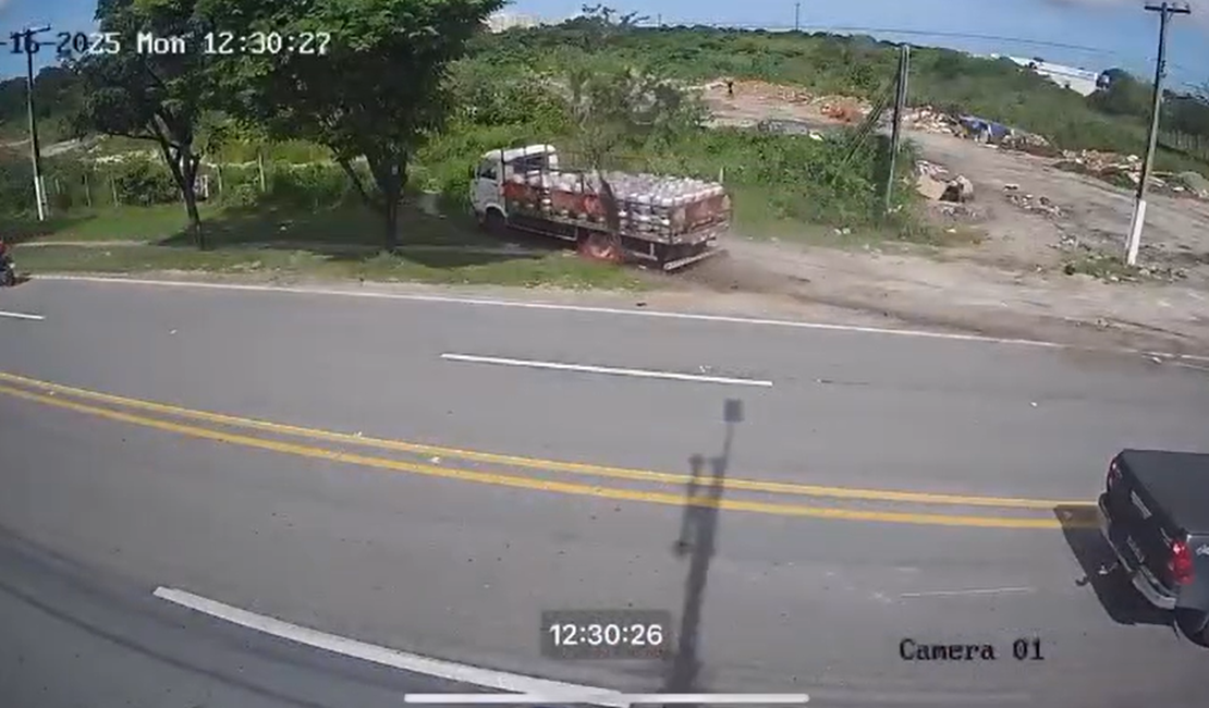 Câmeras flagram momento em que motociclista é arrastado por caminhão em Maceió