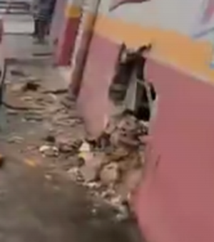Colisão entre carros provoca destruição de parte de parede de mercadinho em Arapiraca