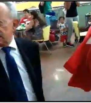 Vídeo: Senador Benedito de Lira é vaiado e chamado de golpista em aeroporto 