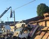 Após Prefeitura repor lâmpada, dono de sucata desafia moradores e arranca braço de poste