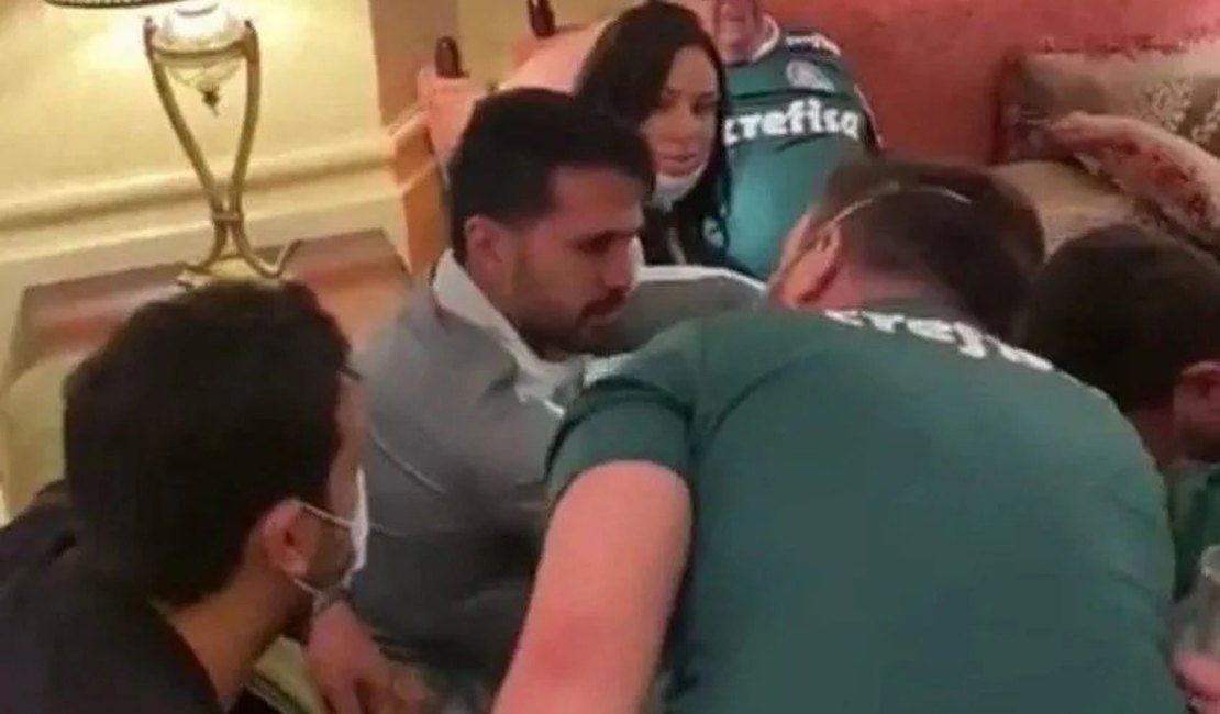 Luan é consolado por torcedores do Palmeiras após falha na decisão do Mundial de Clubes