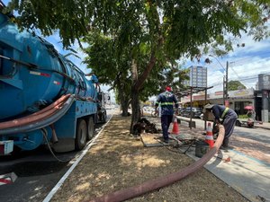 Limpeza de galerias na antiga Avenida Amélia Rosa é intensificada após chuvas