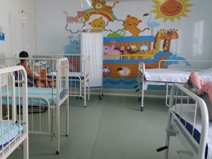 Recém-nascido prematuro é encontrado com vida em sacola de lixo