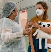 Ex-BBB Juliana Góes é vacinada e leva 'naninha' da filha