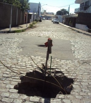 Casal interdita trecho no bairro do Poço para reparo em rede de esgoto