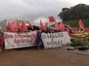 Integrantes da Liga dos Camponeses encerram protesto e liberam pista na BR-101