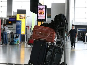 Presidente veta retorno do despacho gratuito de bagagem em avião