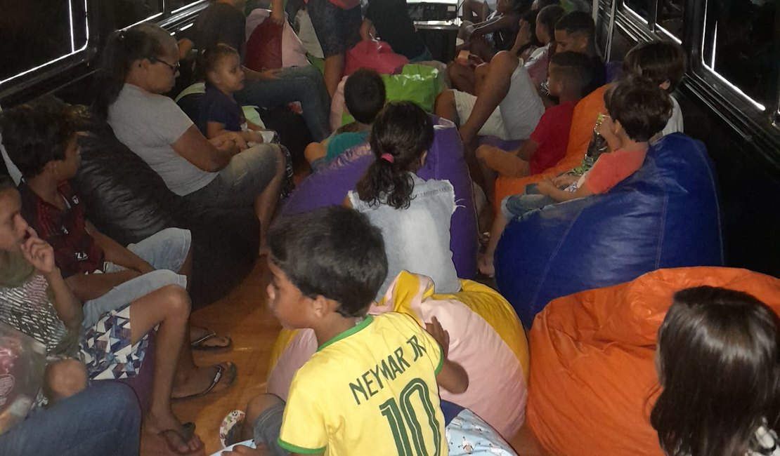 Crianças aproveitam CineBus no conjunto Jaime Soares durante o fim de semana
