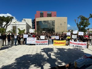 Cibele vai às ruas e defende permanência de 158 alunos da Uncisal
