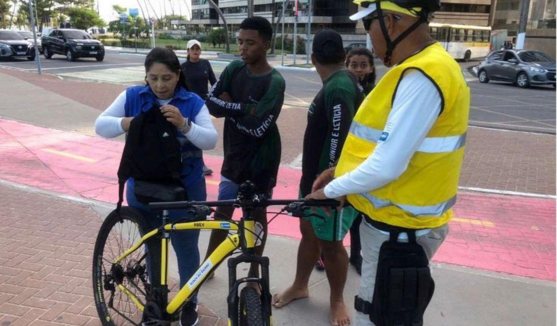 Equipe do Ronda no Bairro recupera bolsa furtada na orla de Ponta Verde